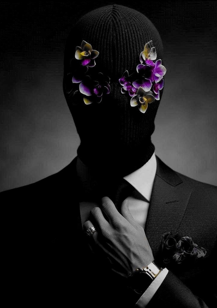 Le Bandit des Fleurs : silhouette en costume sombre, cagoule noire, orchidées violettes et jaunes à la place des yeux